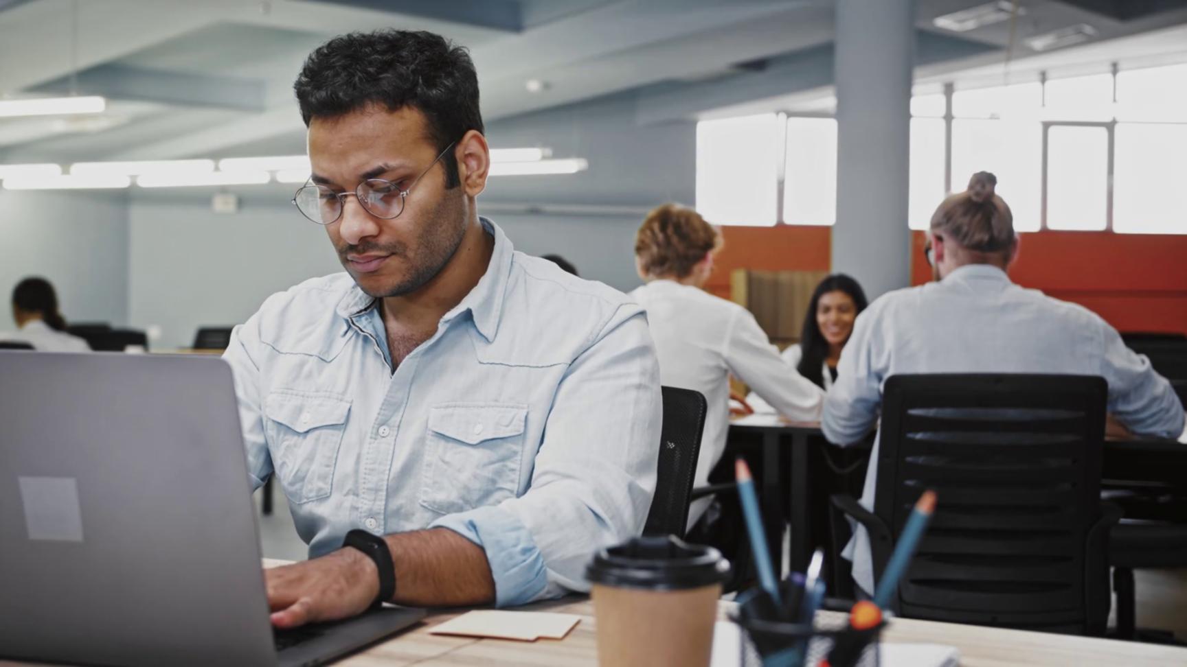 Studierende bei praktischer Datenanalyse mit modernen Forschungswerkzeugen